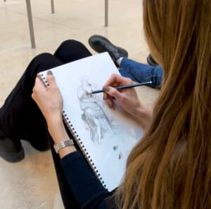 Dessin de statues dans l'aile richelieu du musée du Louvre